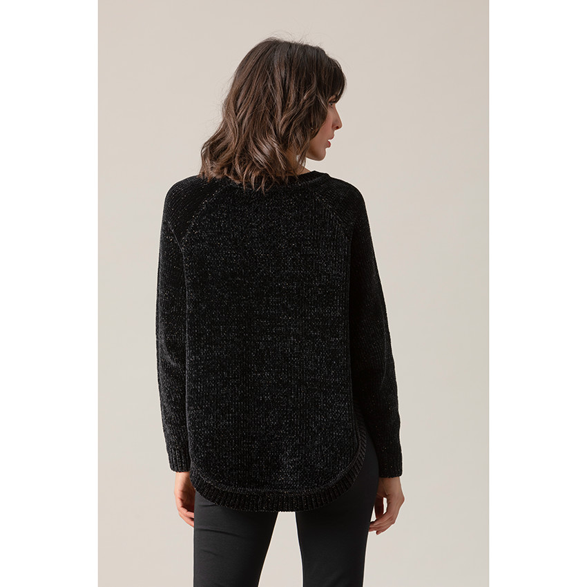 Pull chenille forme poncho à pans arrondis 