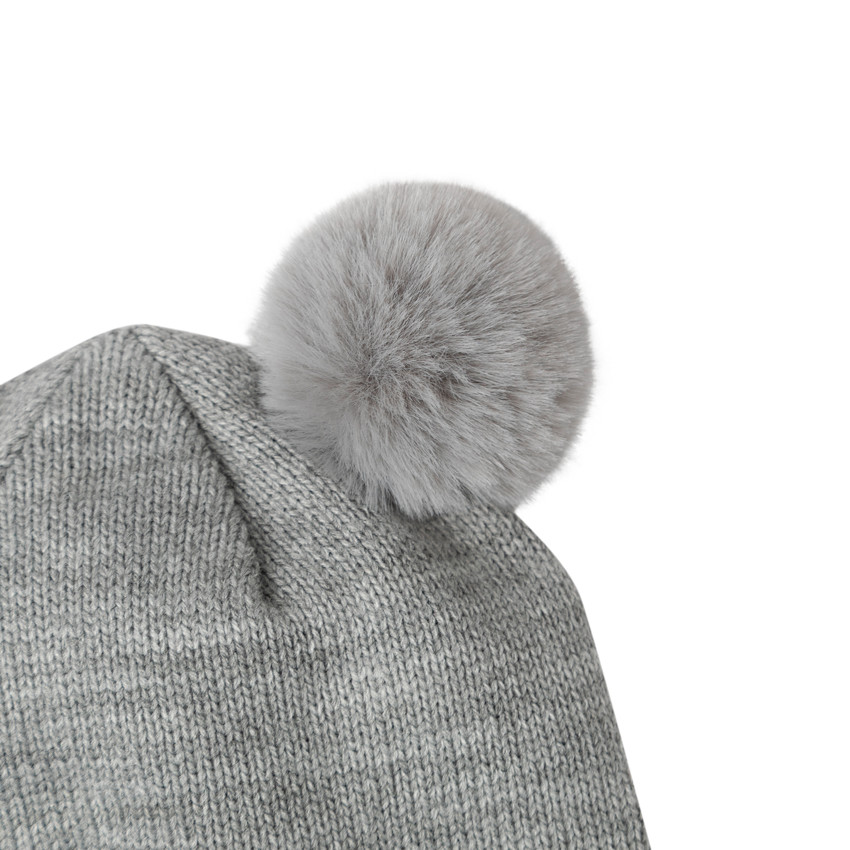 Bonnet en tricot et pompons en fausse fourrure 