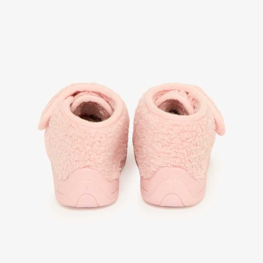 Chaussons bottillons bébé fille en moumoute rose 
