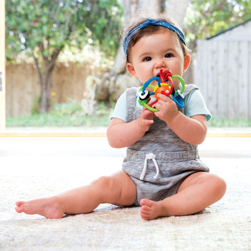 Hochet à anneaux et poignées multicolores 