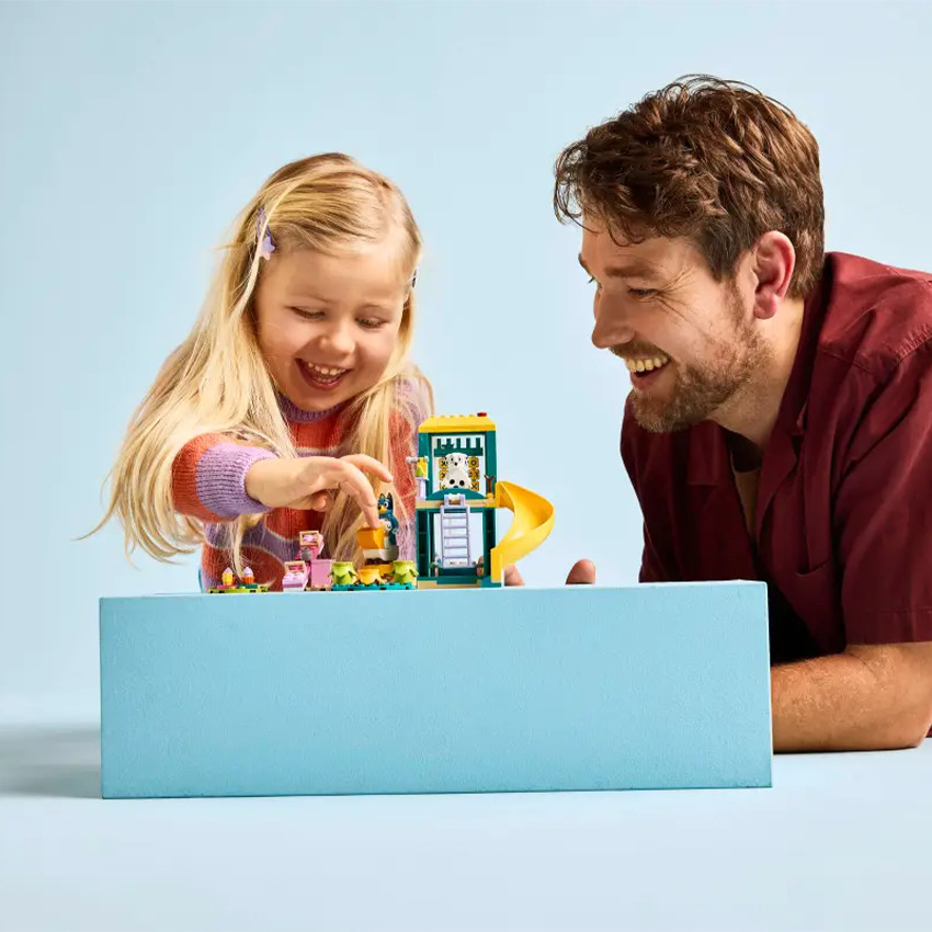 Bluey et Chloé à l'aire de jeux 