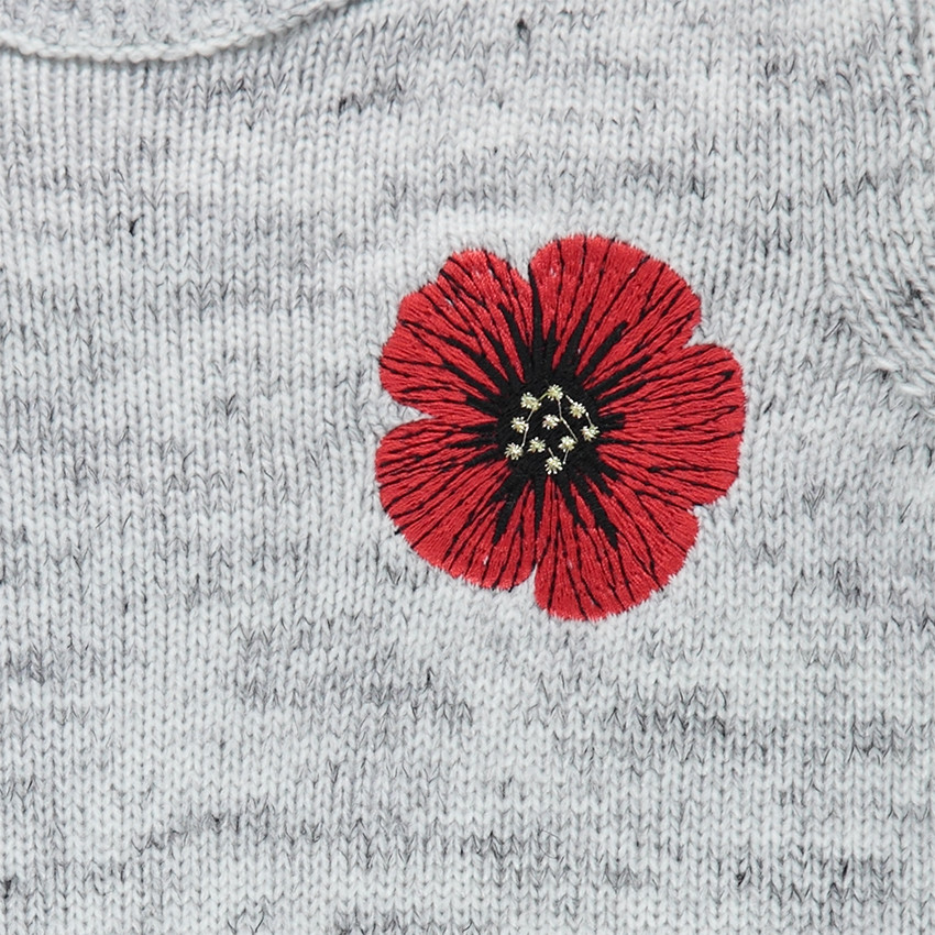 Pull en tricot chiné avec coquelicot brodé 