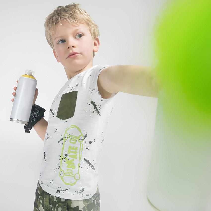 Tee-shirt manches courtes avec imprimé effet tâches et skate printé 