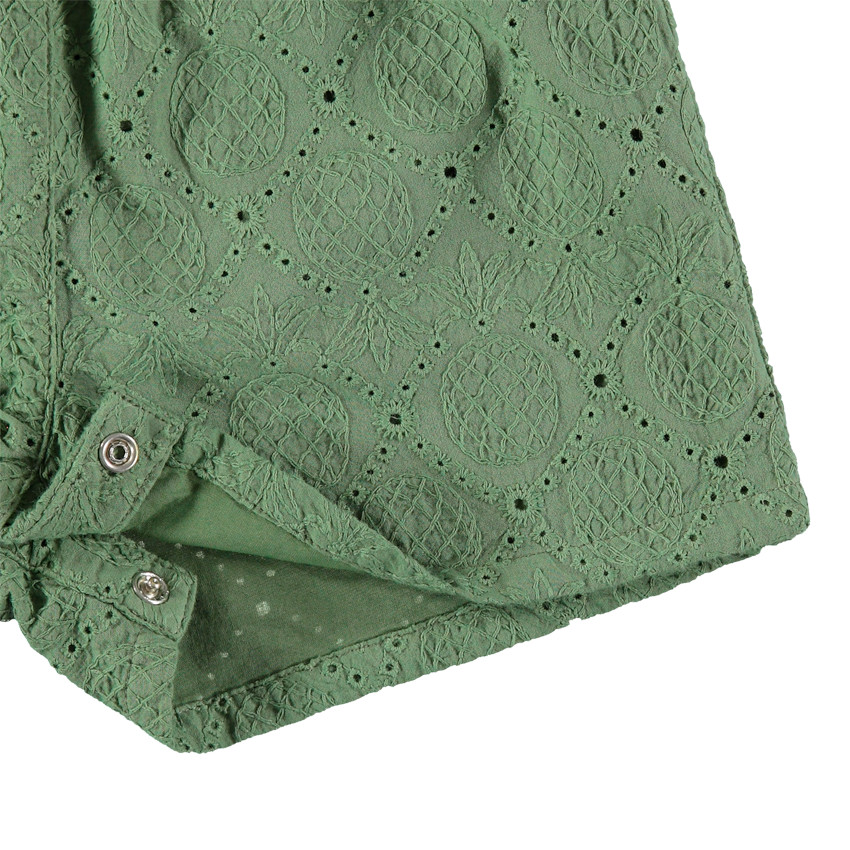 Salopette courte kaki en broderie anglaise et patch toucan 