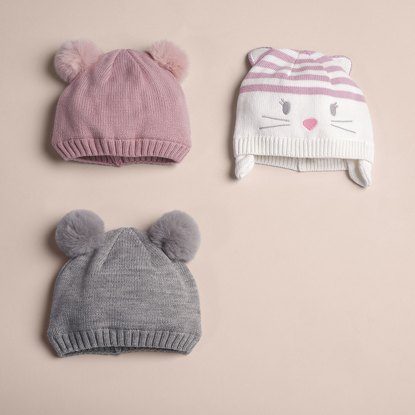 Bonnet en tricot et pompons en fausse fourrure 