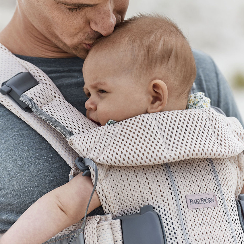 Porte bébé shop babybjorn rose