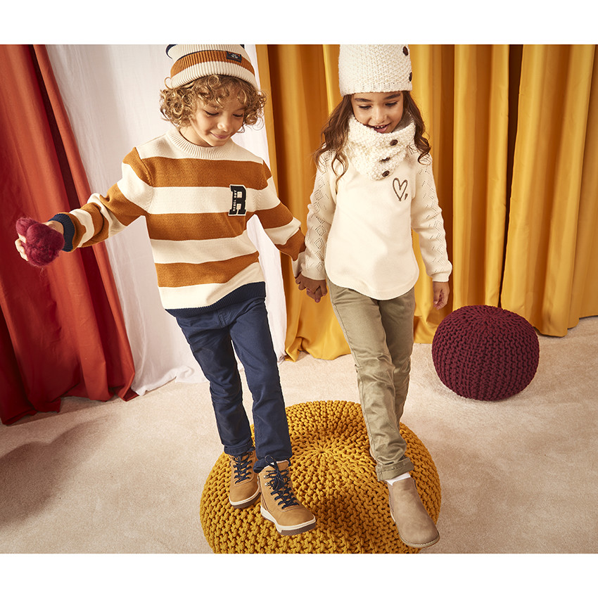 Pull en tricot avec broderie pour fille 