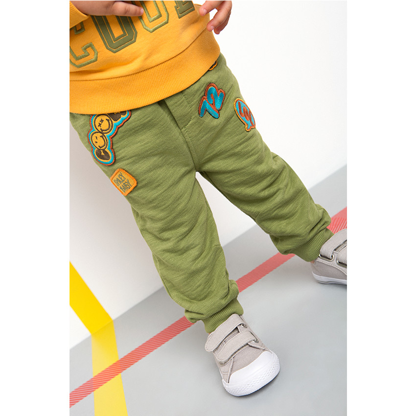 Jogging en molleton avec Smiley brodé et badges 