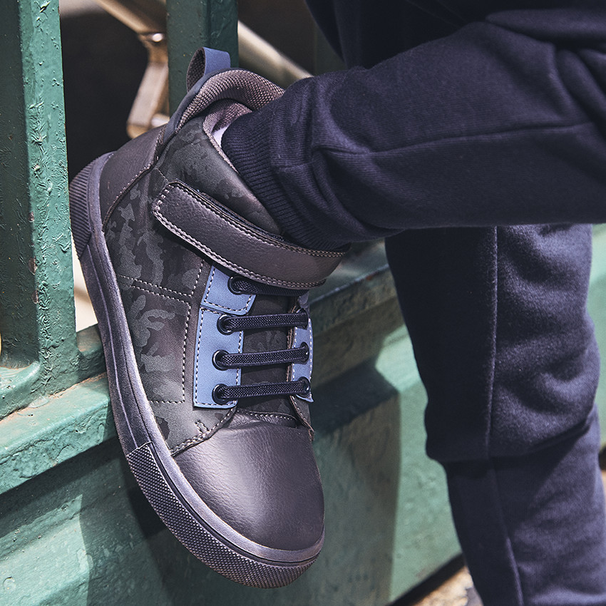 Bottillons effet cuir et imprimé camouflage pour garçon 