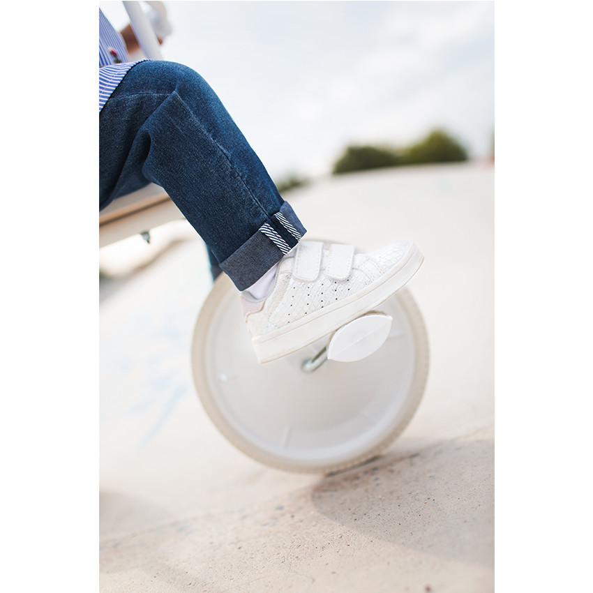 Baskets basses argentées à scratchs du 20 au 23 