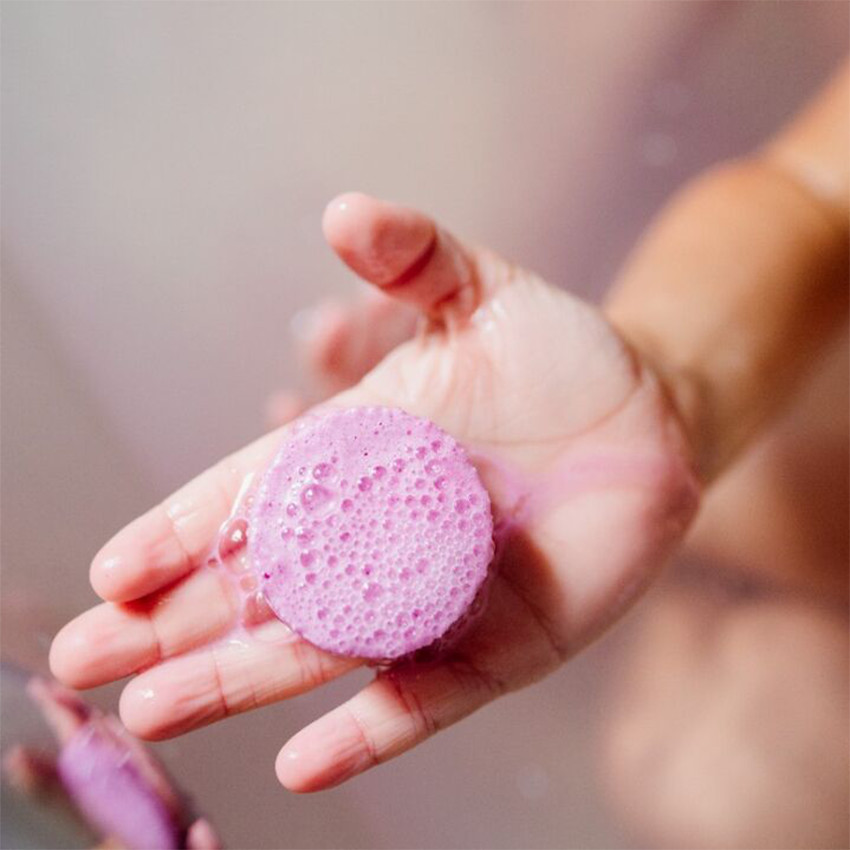 Petit galet de bain effervescent cochon parfum fraise 