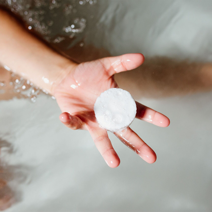 Petit galet de bain effervescent canard parfum poudre pour bébé 