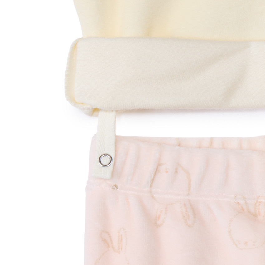 Pyjama 2 pièces lapin en velours pour bébé fille avec finitions différentes selon l'âge  