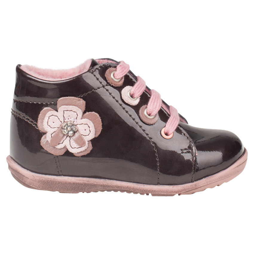 Bottillons en cuir verni avec patch fleur 