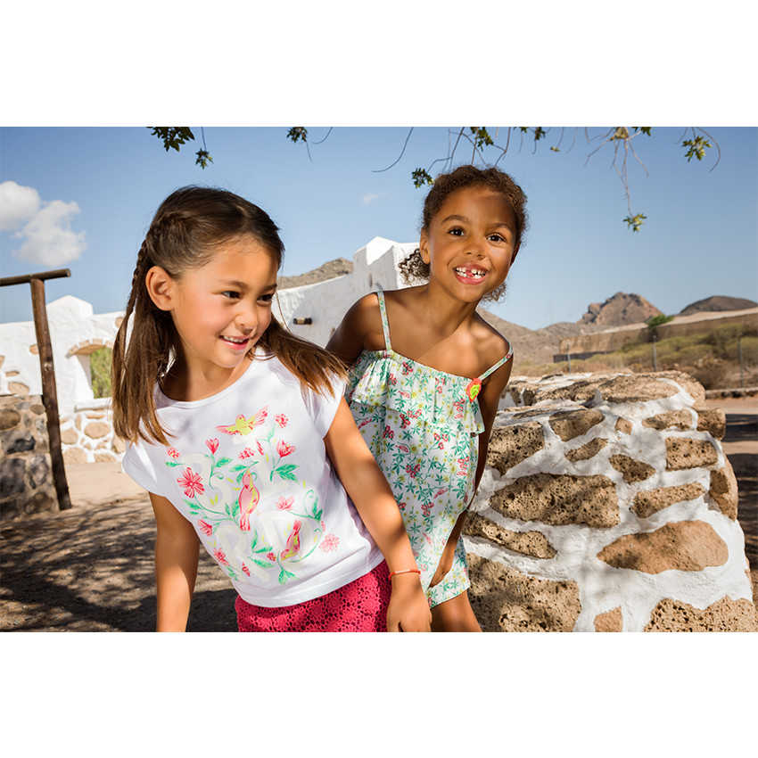 Robe fleurie en crépon à volant et fleur en tulle 