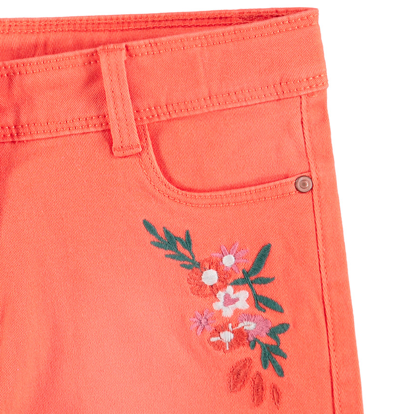 Short effet used avec fleurs brodées et finition frangée Main Short effet used avec fleurs brodées et finition frangée