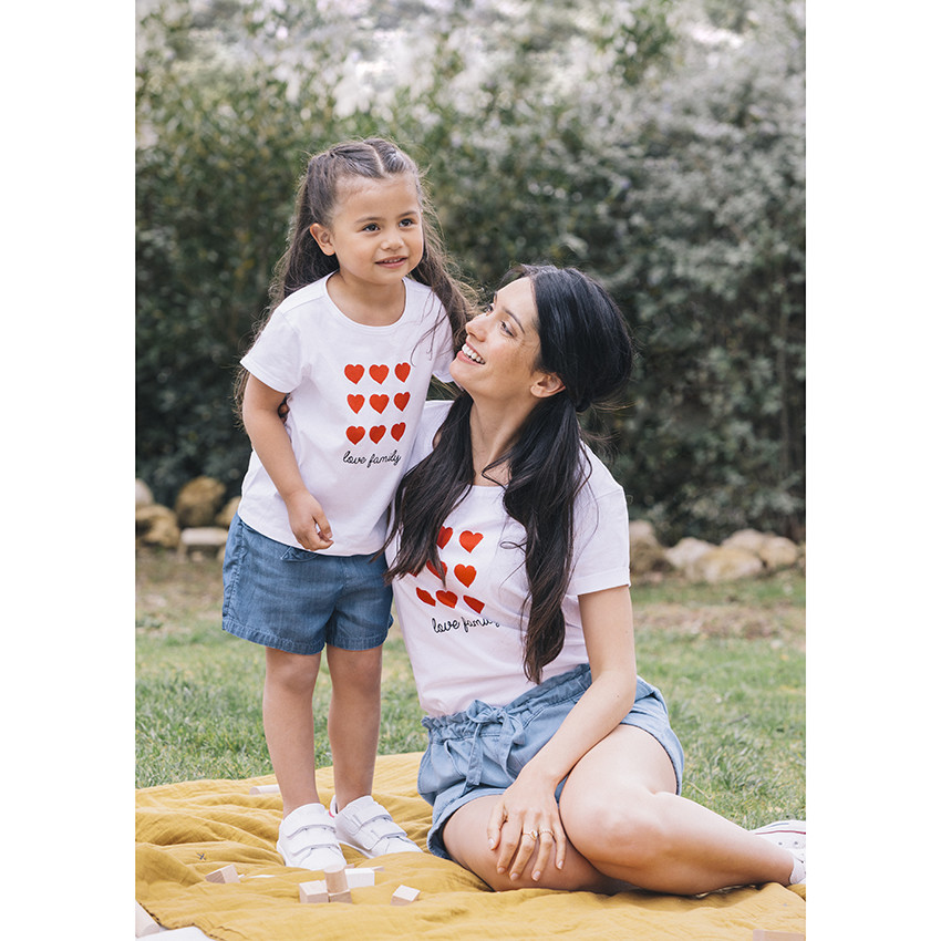 T-shirt manches courtes femme print coeurs et texte "Love Family" 