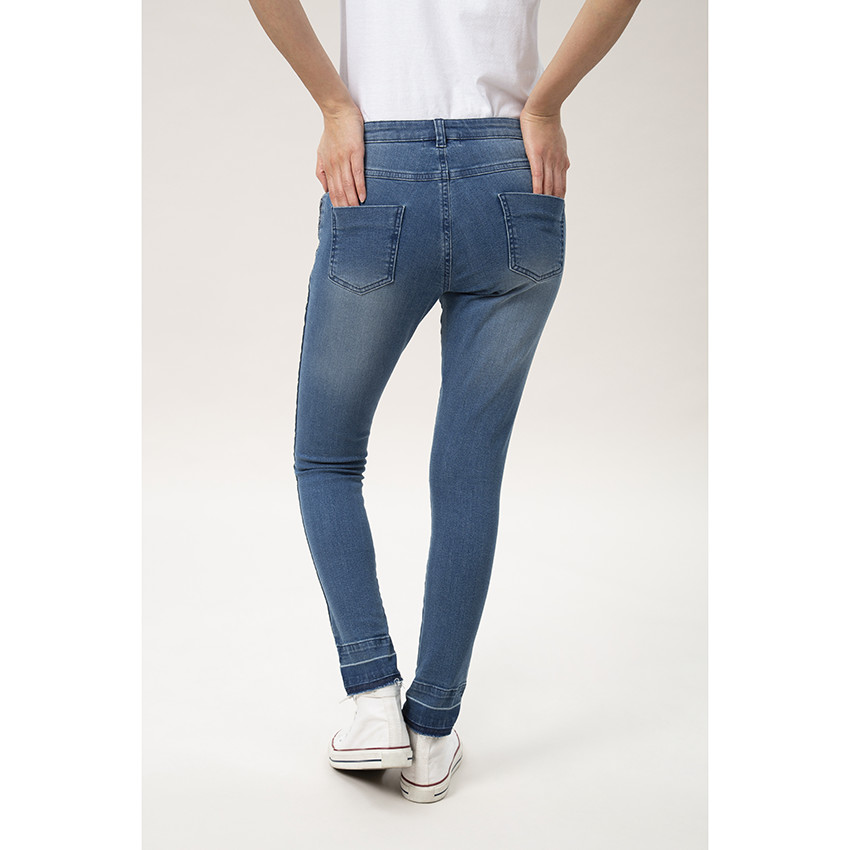 Jean de grossesse slim effet used à bandes imprimées appliquées 
