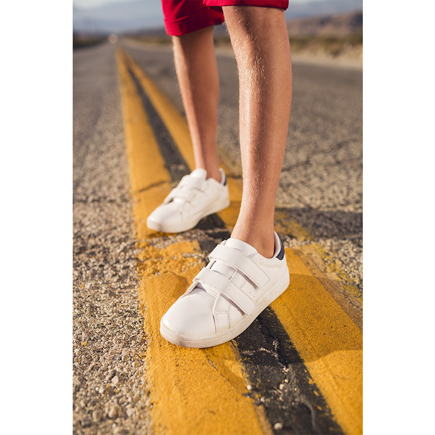 Baskets basses unies à scratchs 