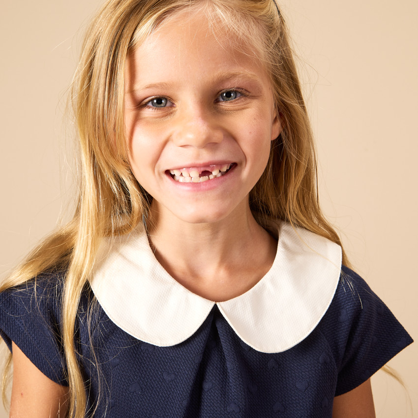 Robe manches courtes avec cœurs en relief et col claudine pour fille  