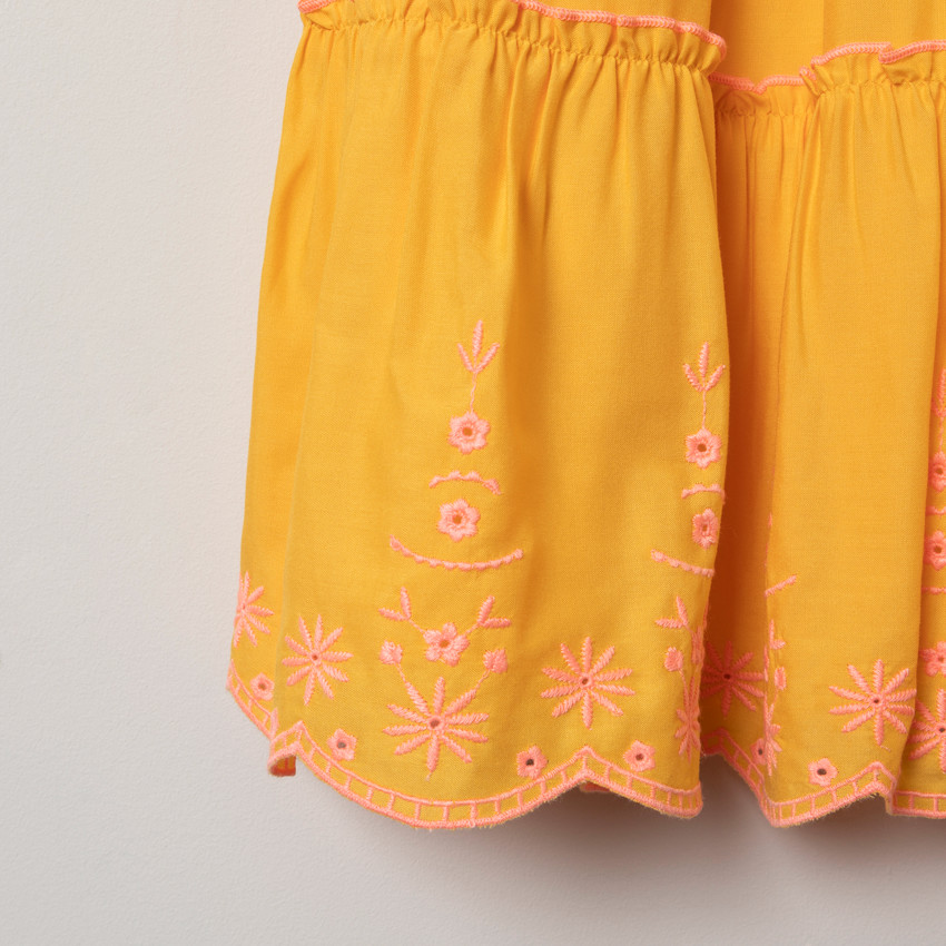 Robe à fines bretelles finition brodée 