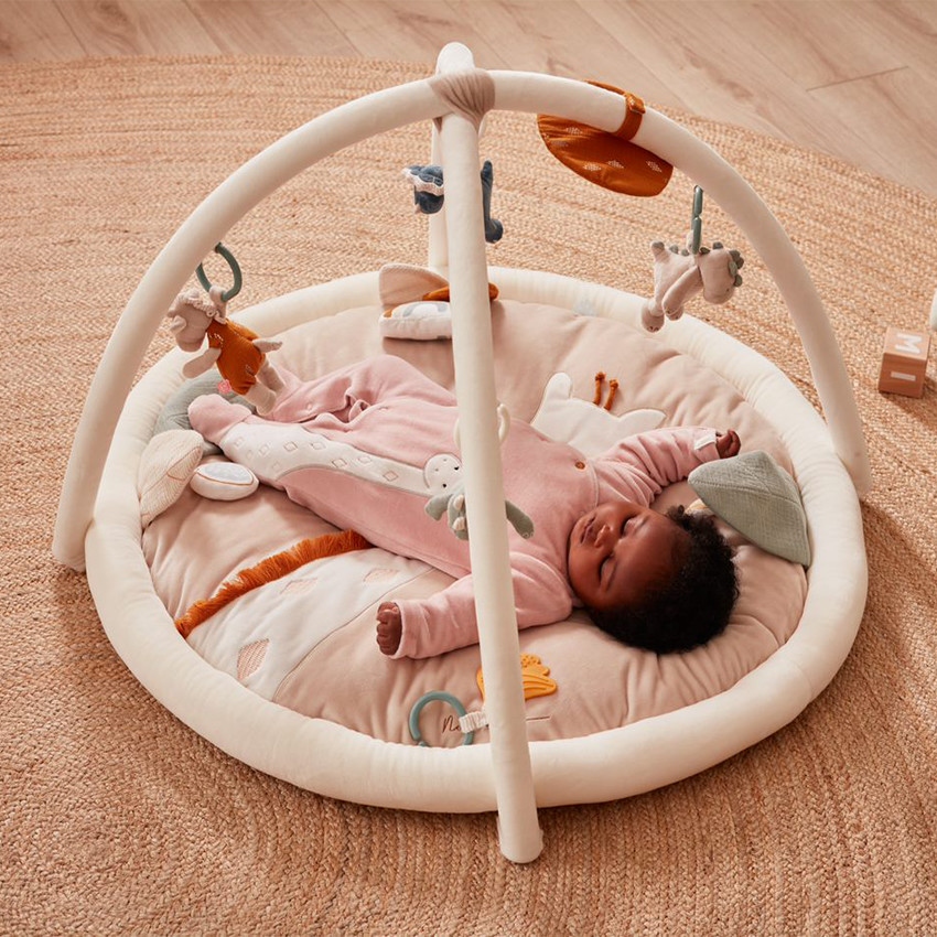 Tapis d'éveil Veloudoux Girafe Tiga Stegi & Ops - Beige (Noukies) - Image 3