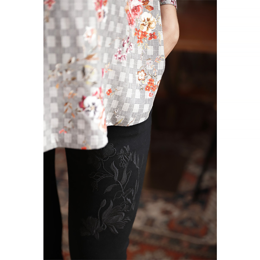 Jeans de grossesse avec bandeau haut et fleurs brodées 