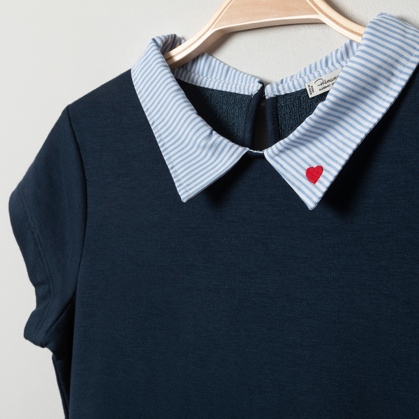 Robe de grossesse bleu marine à col rayé et coeur brodé 