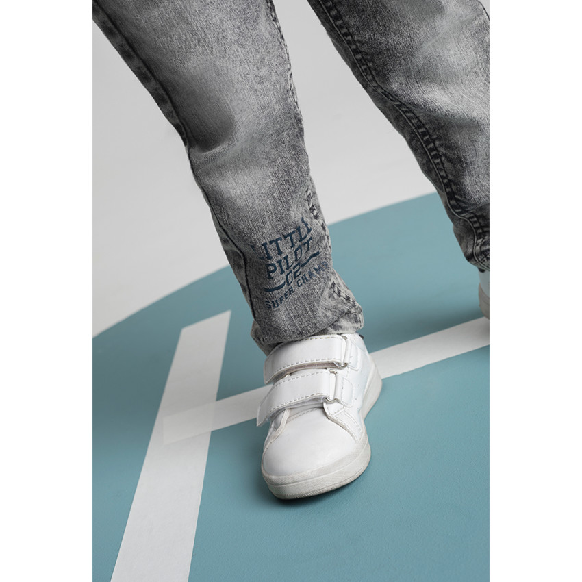 Jeans effet neige used avec badges et prints 
