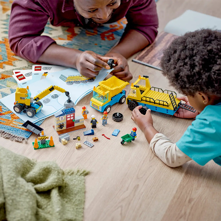 Les camions de chantier et la grue à boule de démolition LEGO City 