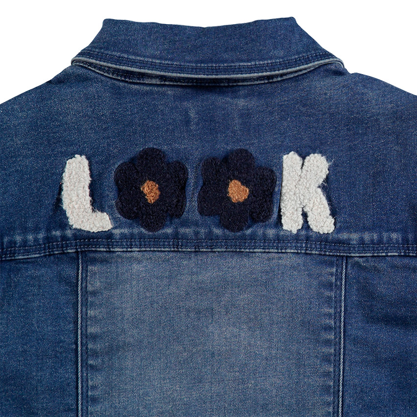 Veste en jean effet used à poches et coeur en sequins 