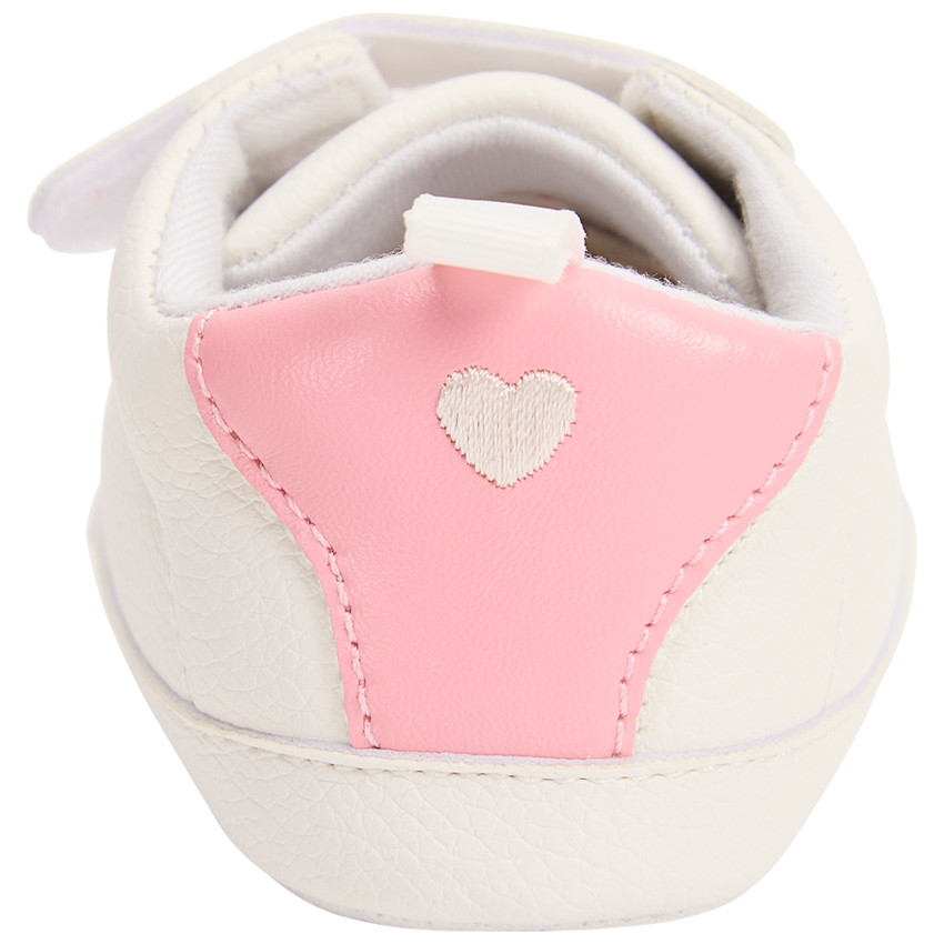 Baskets scratchées à cœurs brodés pour bébé fille 