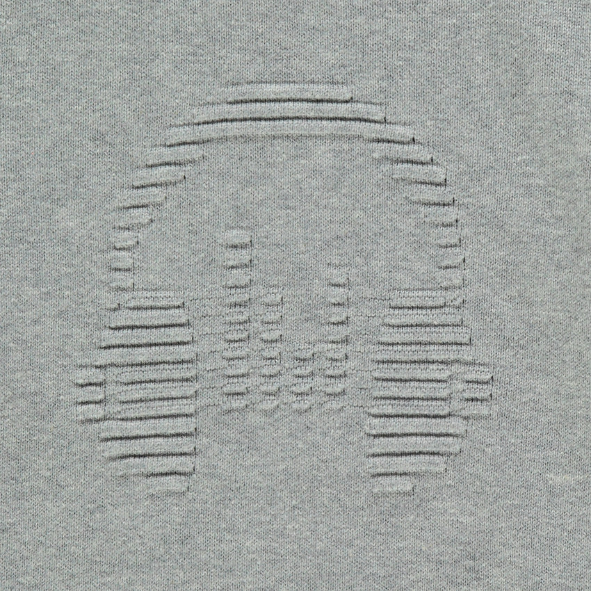 Pull en tricot avec casque en relief et détails contrastés 