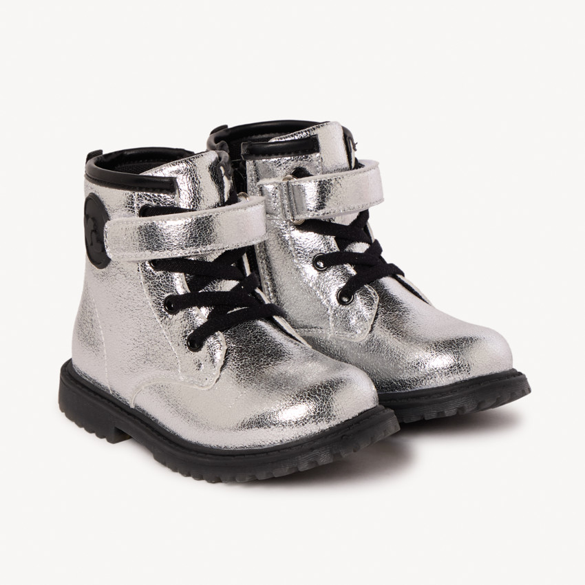 Bottines argentées à badge cœurs pour fille