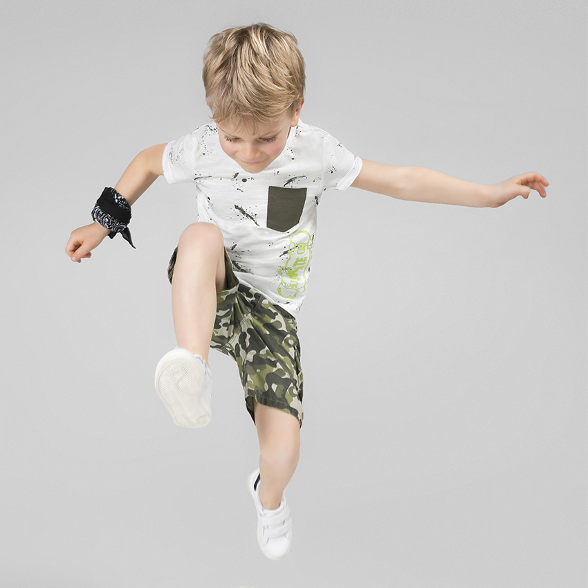 Tee-shirt manches courtes avec imprimé effet tâches et skate printé 