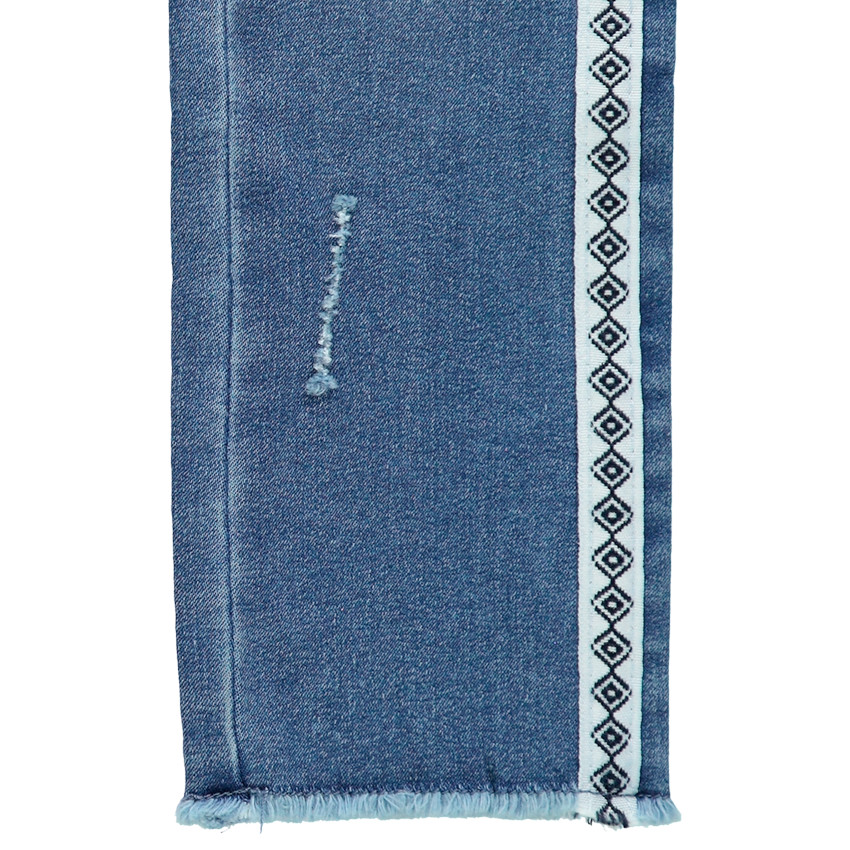 Jean effet used à bandes imprimées et ceinture tressée 