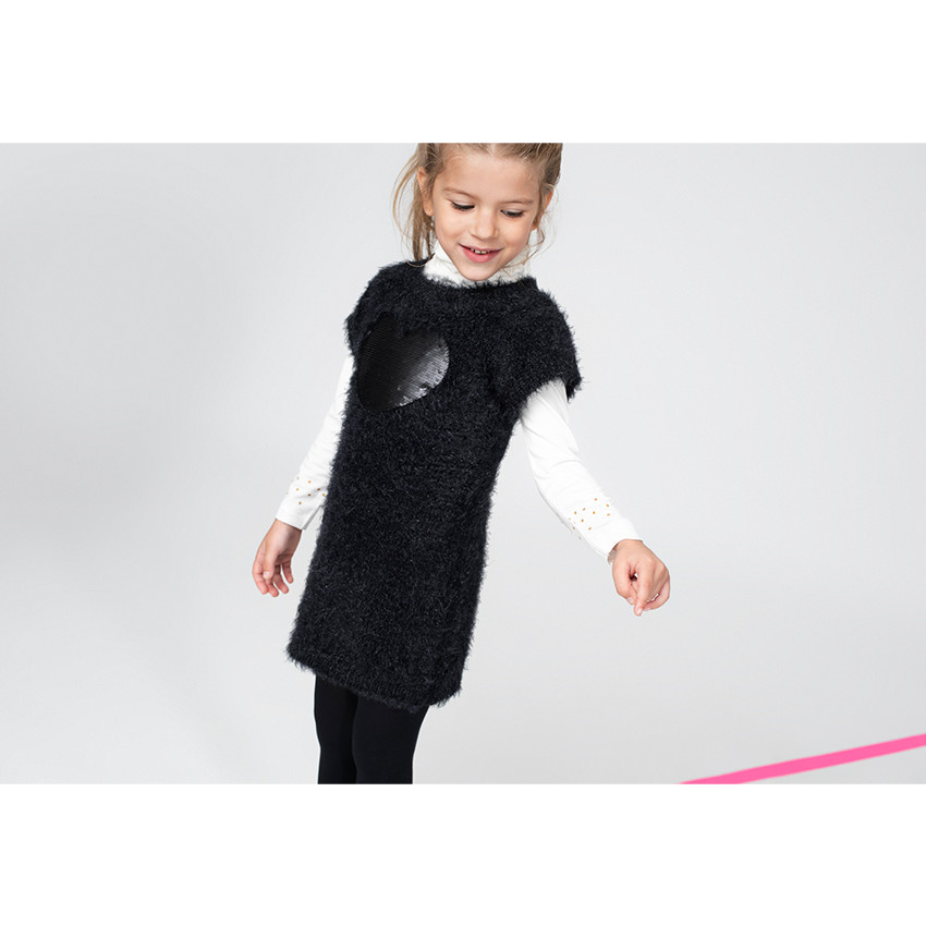 Robe manches courtes en tricot poil avec coeur en sequins magiques 