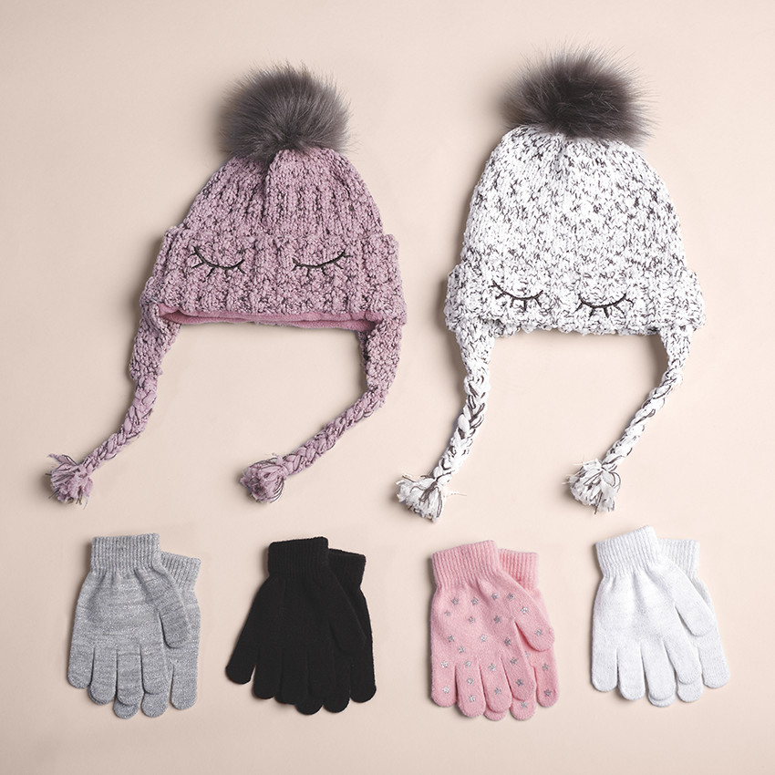 Bonnet péruvien en tricot avec détails brodés et pompon 