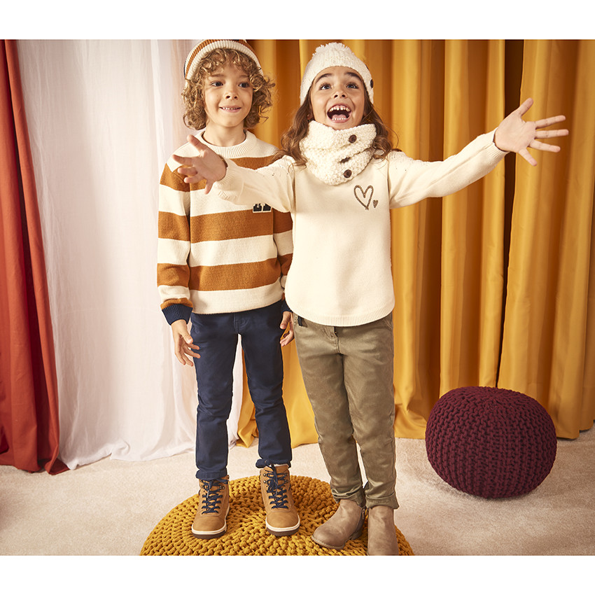 Pull en tricot avec broderie pour fille 