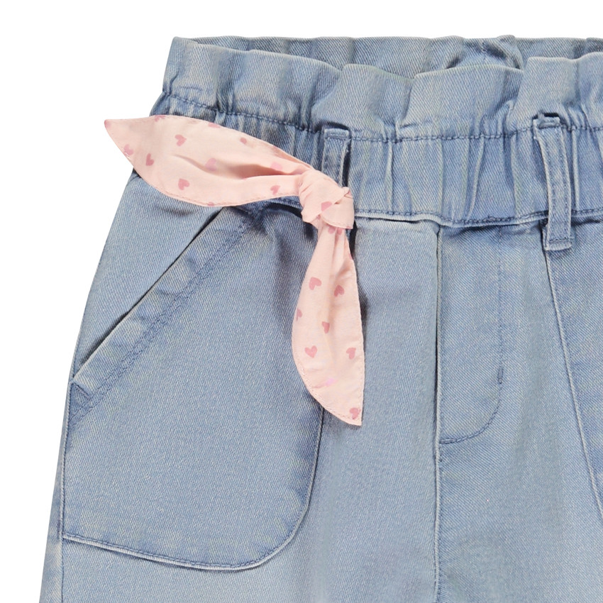 Jean avec foulard fantaisie nouée à la ceinture pour fille 