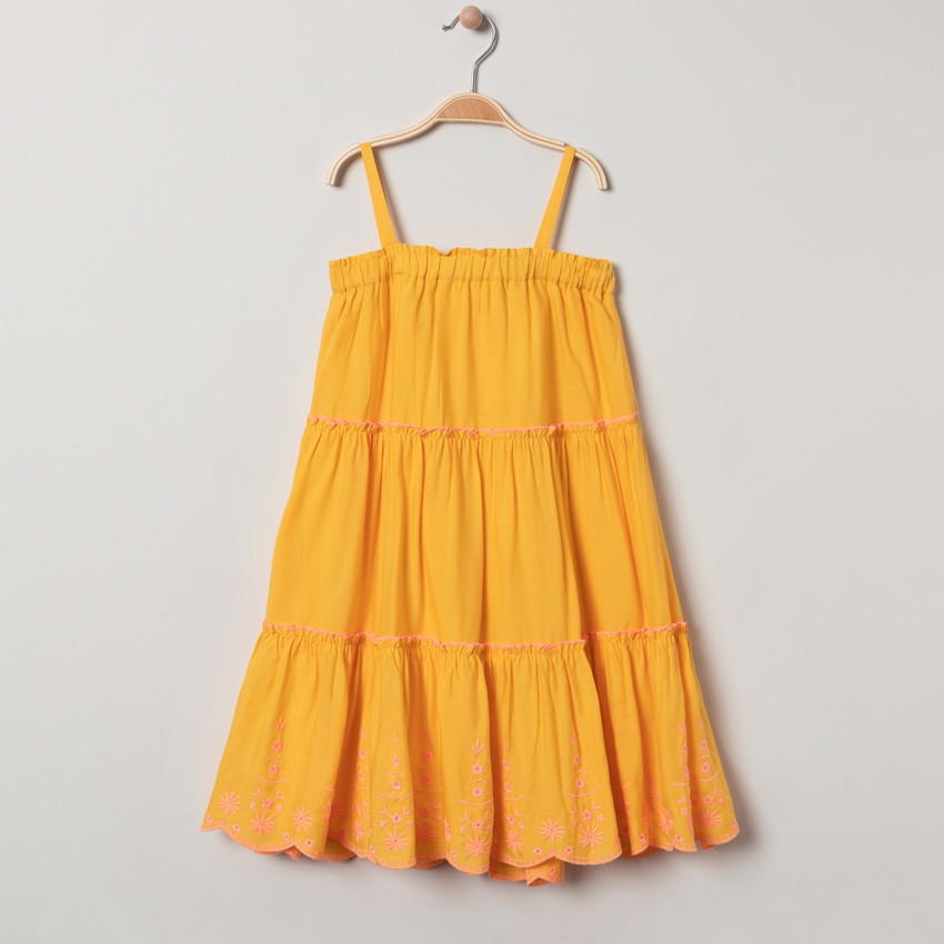 Robe à fines bretelles finition brodée 