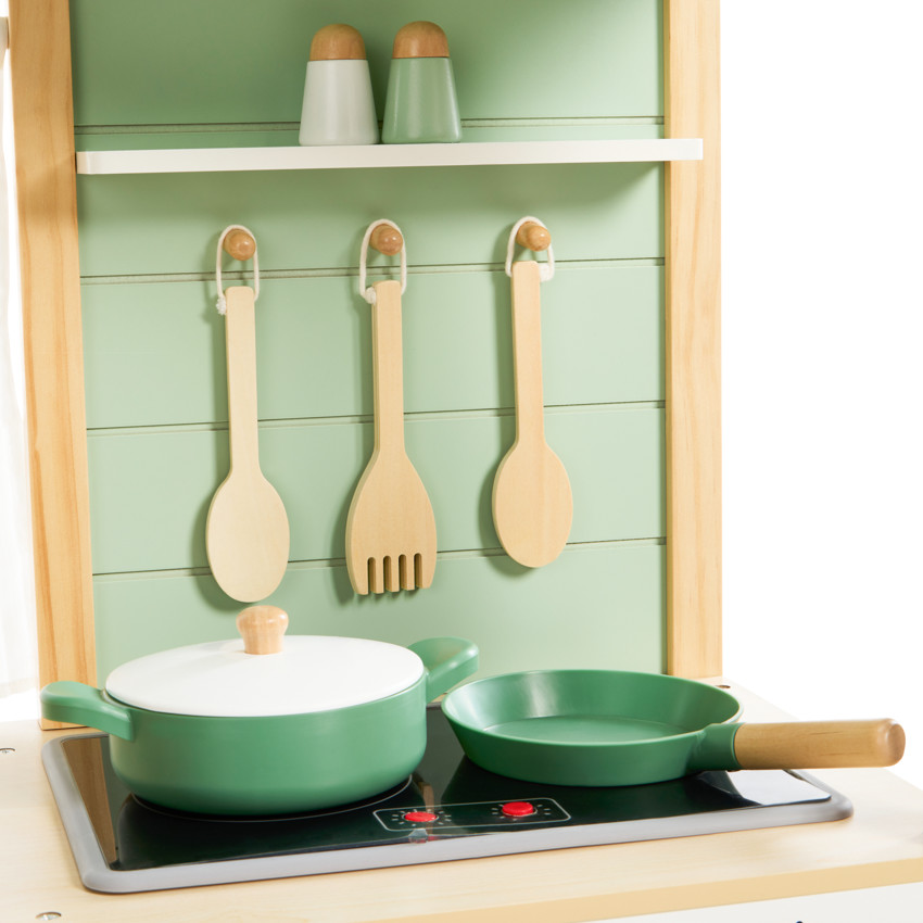 Cuisine tout équipée avec accessoires en bois 