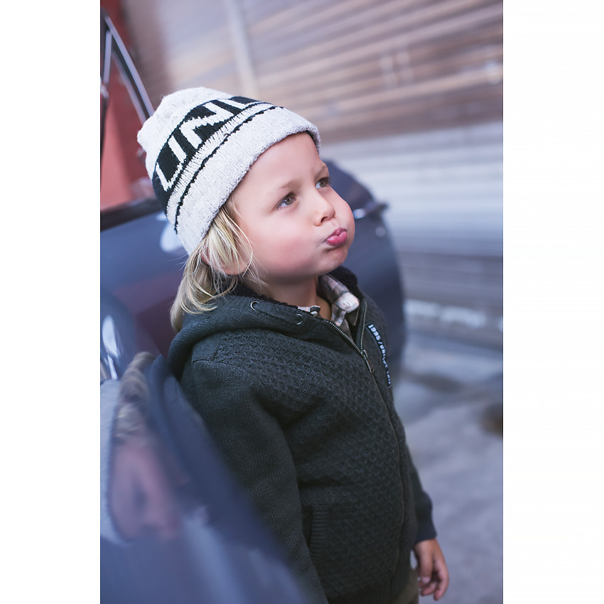 Bonnet en tricot avec texte en jacquard et pompon  