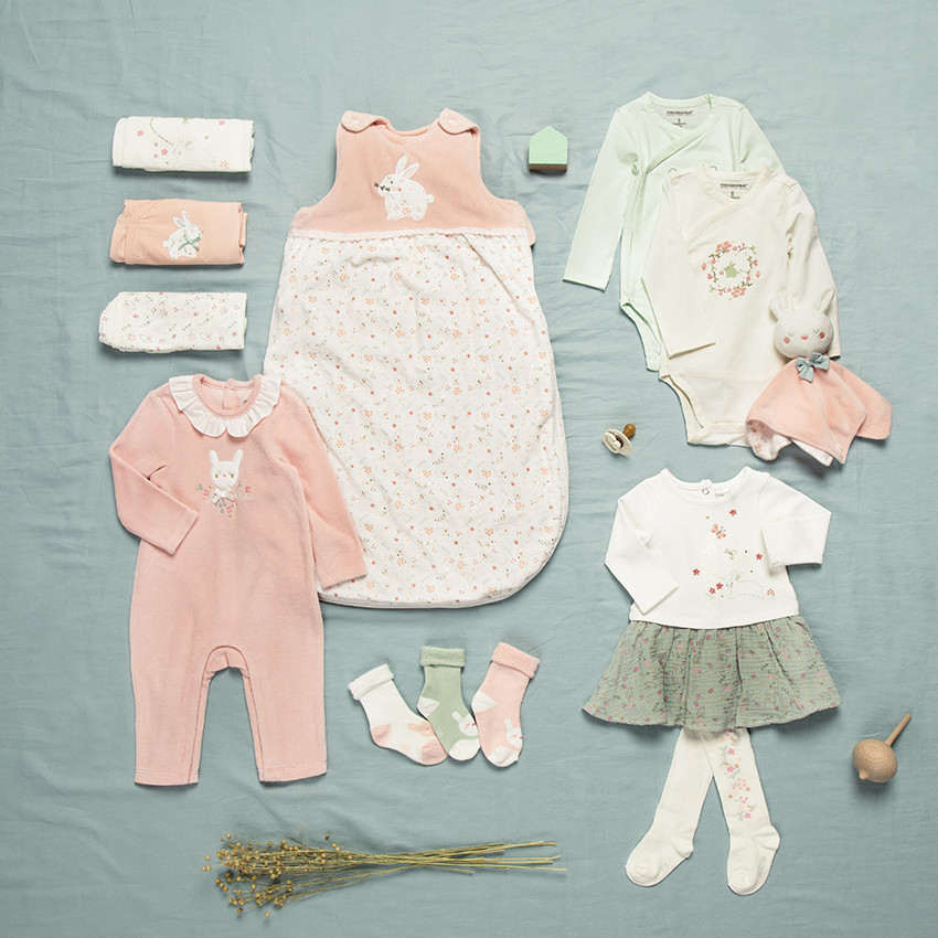 Dors bien en velours col claudine et broderies pour bebe fille