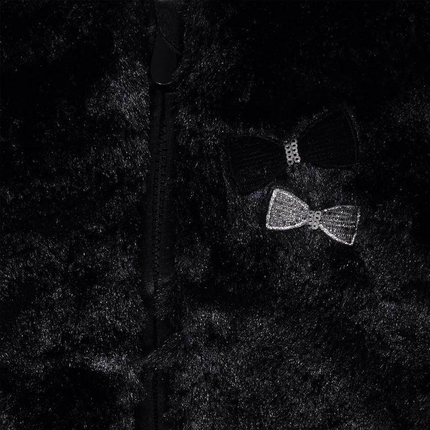 Veste en fausse fourrure reliefée avec noeuds brodés 