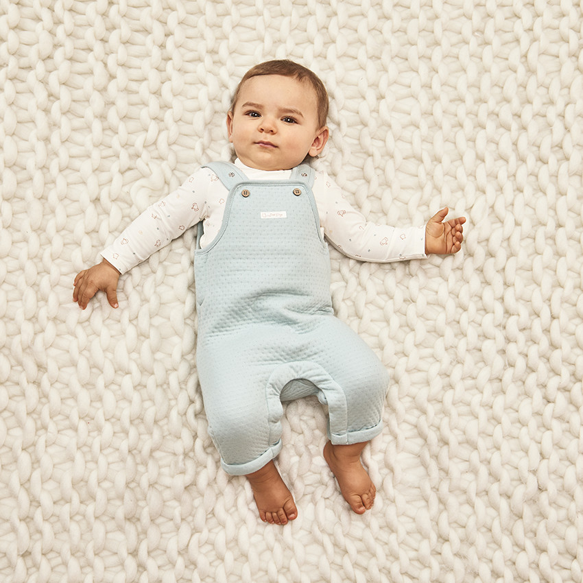 Ensemble 2 pieces matelasse avec salopette pour bebe