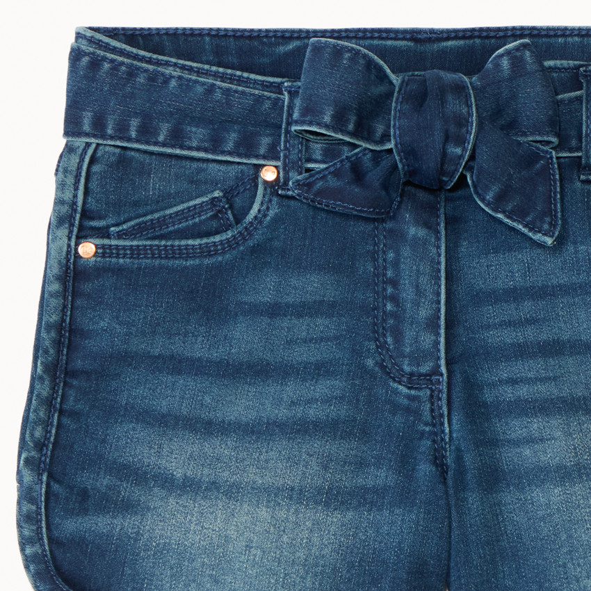 Short en jeans avec ceinture à nouée et détail en dentelles pour fille 