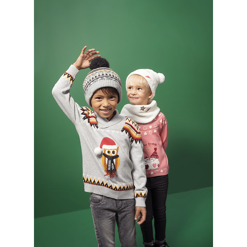 Pull de Noël en tricot avec coeurs en jacquard et pingouins brodés 