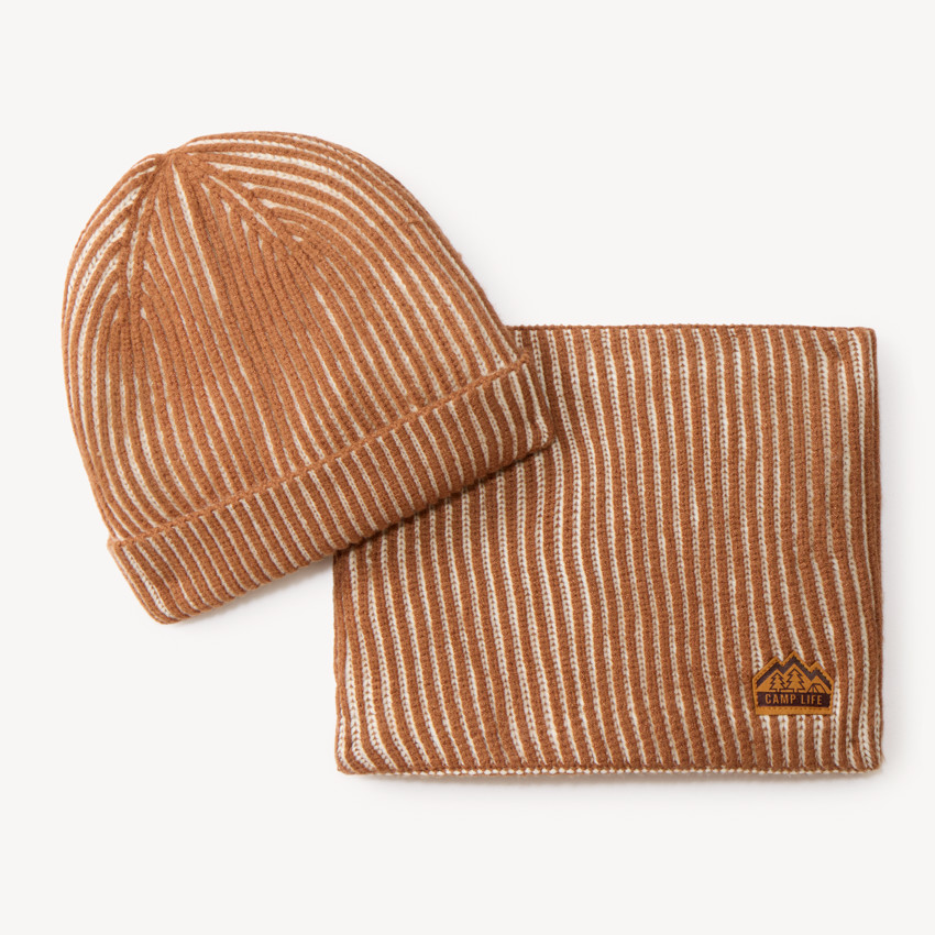 Ensemble bonnet à revers et snood à rayures contrastées
