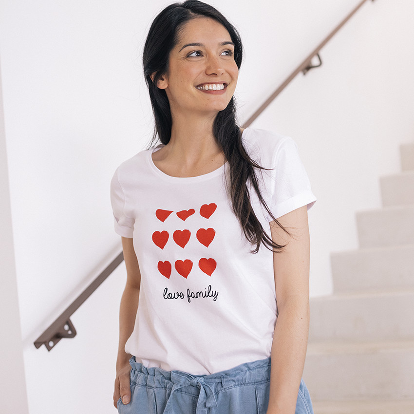 T-shirt manches courtes femme print coeurs et texte "Love Family" 